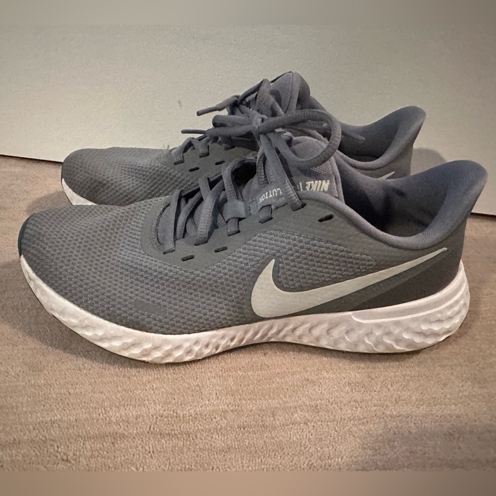 Nike Revolution 5 Cool Gray Womens 8.5 sneakers
